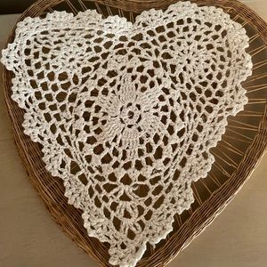 Doilies. Vintage Basket with 12 cotton doilies.